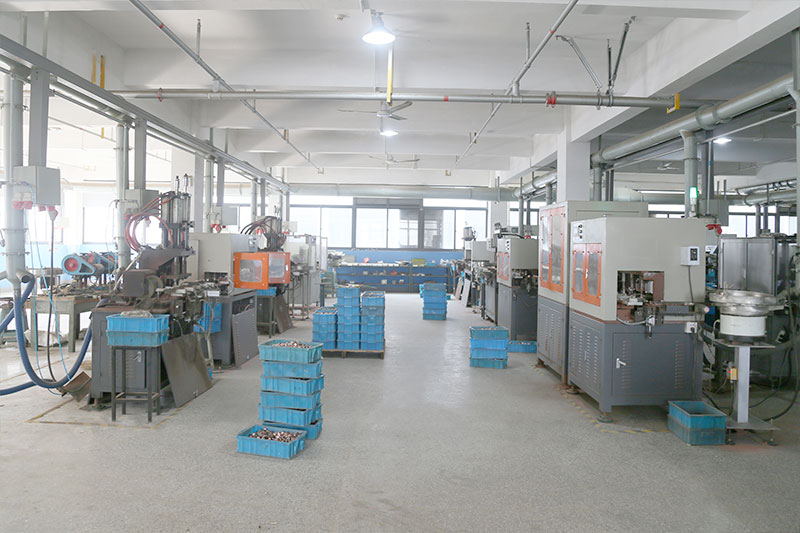 电机换向器的工作原理是通过周期性改变线圈中的电流方向，确保电磁转矩方向一致，从而维持电机的持续旋转